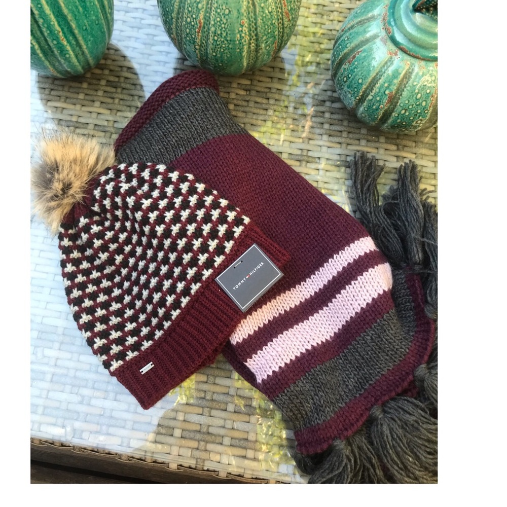 ❄️Burgundy & Gray Fringe Infinity Scarf 🌟 - Picture 3 of 4